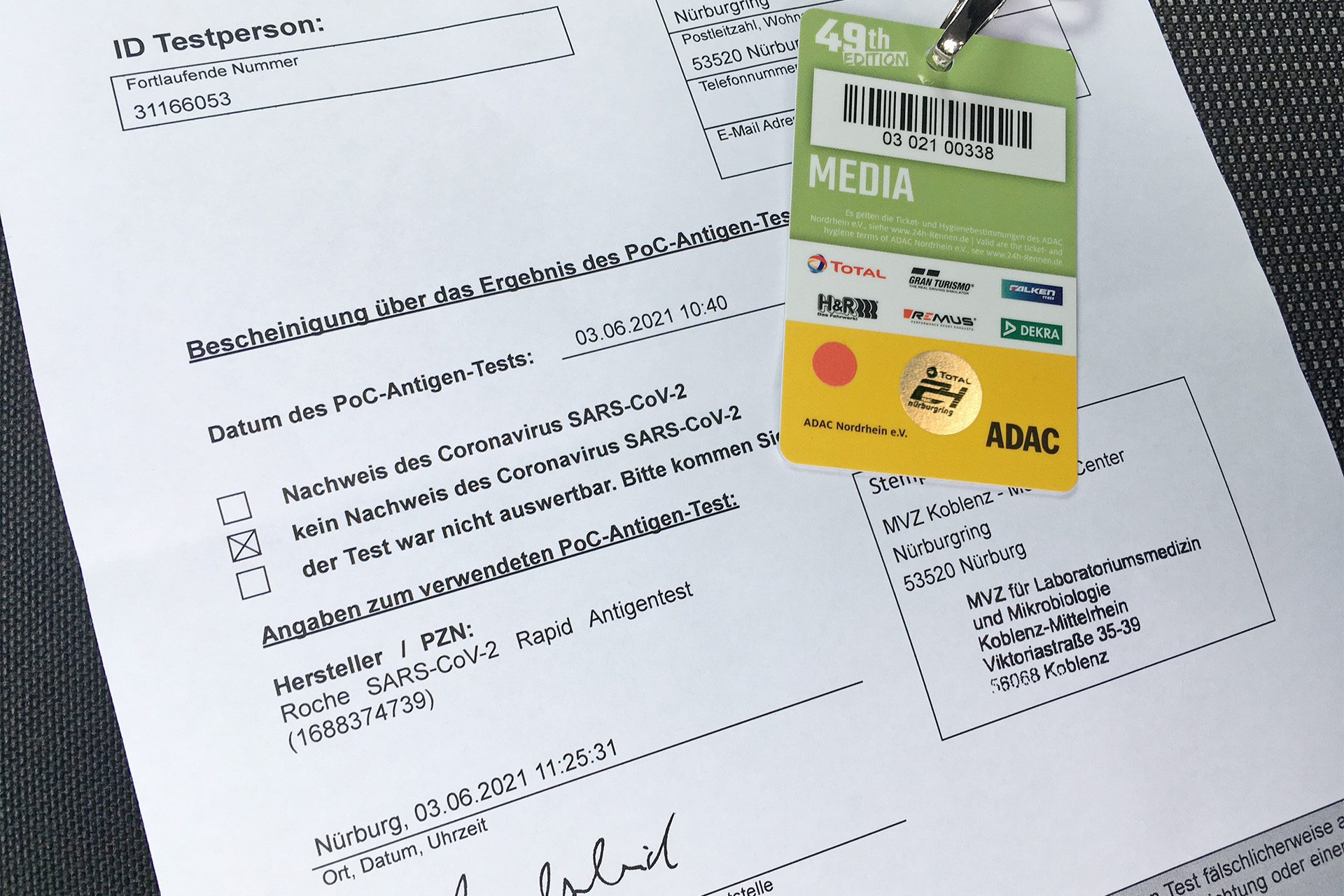 一度だけ抗体検査を受けた際に小さい赤丸のシールを貼ってくれたが、メディアはパスを受け取るときにPCR検査の陰性の証明書と引き換えだったので、銀色（金色に写っていますが……）のシールが貼ってあり、検査の必要はなかったようだ