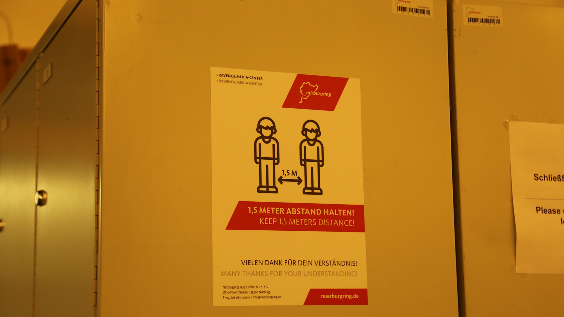 メディアセンターのロッカーに貼られた距離を保つ注意書き