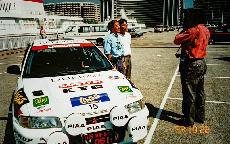 車検場での三好さんとのインタビューです。キャロッセの加勢さんが快く貸してくれたラリーカーなので、キャロッセカラーのまま使わせてもらいました。世代的には最初のランサーエボです