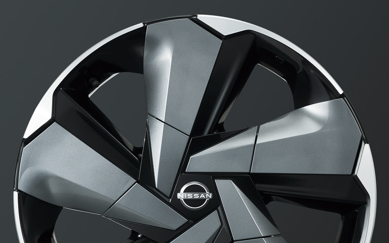 切削加工の上に樹脂パーツで加飾を施した17インチアルミホイール