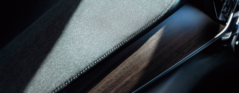 フルTFTで視認性に優れた「アドバンスドドライブアシスト ディスプレイ（12.3インチカラーディスプレイ）」を採用したほか、インストロアには高級感を醸成する表面に微細な凹凸加工を施した木目調フィニッシャーを与えるとともに、ドアトリムやフロントセンターアームレスト、インストルメントパネルにもツイード調織物を採用。指先だけで楽に操作できる電動シフトも採用する