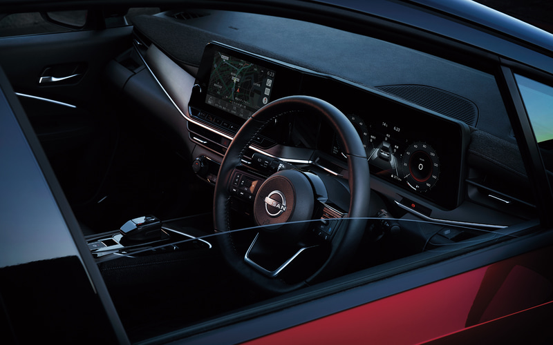 フルTFTで視認性に優れた「アドバンスドドライブアシスト ディスプレイ（12.3インチカラーディスプレイ）」を採用したほか、インストロアには高級感を醸成する表面に微細な凹凸加工を施した木目調フィニッシャーを与えるとともに、ドアトリムやフロントセンターアームレスト、インストルメントパネルにもツイード調織物を採用。指先だけで楽に操作できる電動シフトも採用する