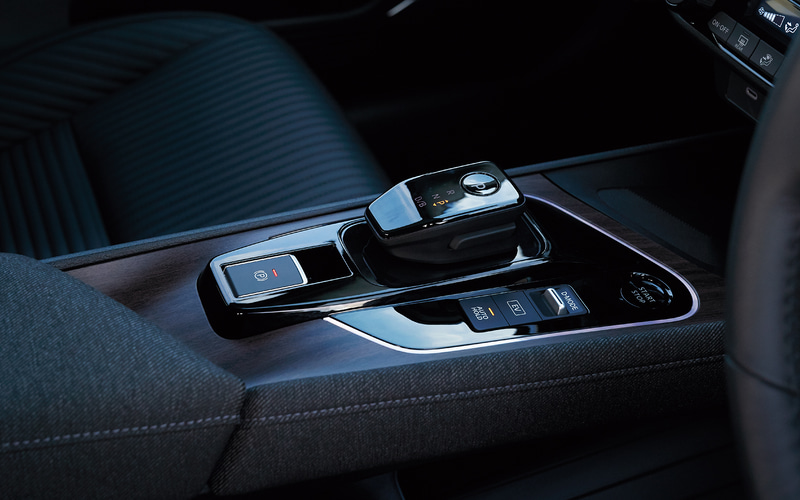 フルTFTで視認性に優れた「アドバンスドドライブアシスト ディスプレイ（12.3インチカラーディスプレイ）」を採用したほか、インストロアには高級感を醸成する表面に微細な凹凸加工を施した木目調フィニッシャーを与えるとともに、ドアトリムやフロントセンターアームレスト、インストルメントパネルにもツイード調織物を採用。指先だけで楽に操作できる電動シフトも採用する