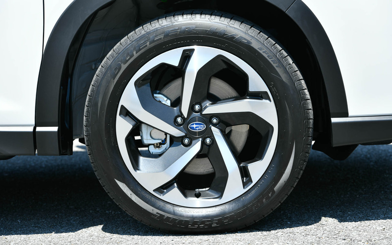 「BOLDER」表現を取り入れたフロントフェイスや新デザインのアルミホイールを採用