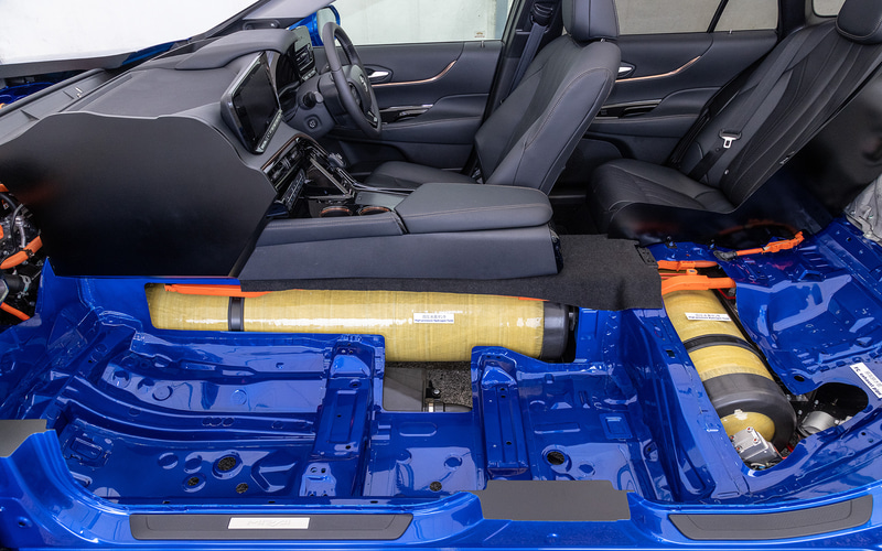 トヨタの水素燃料電池車「MIRAI（ミライ）」のカットモデルが展示されていた。現場には開発者自らが足を運び解説してくれた