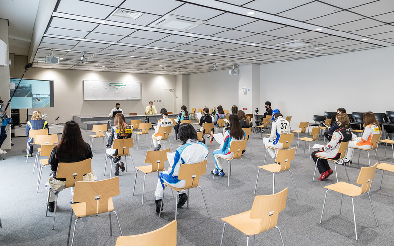 ブリーフィングはソーシャルディスタンスを保って行なわれた