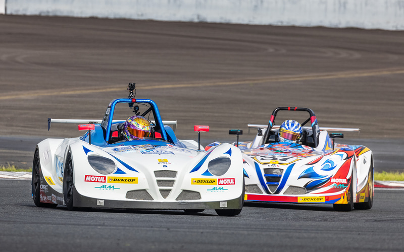 初戦を制した18号車 ORC ARUGOS VITAの辻本始温選手（手前のマシン））