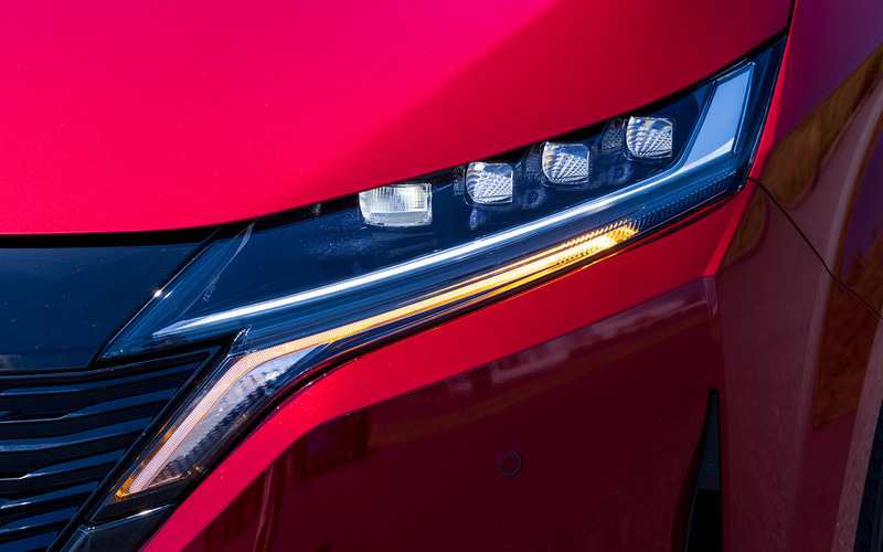 超薄型LEDヘッドライトとLEDシーケンシャルターンランプを採用