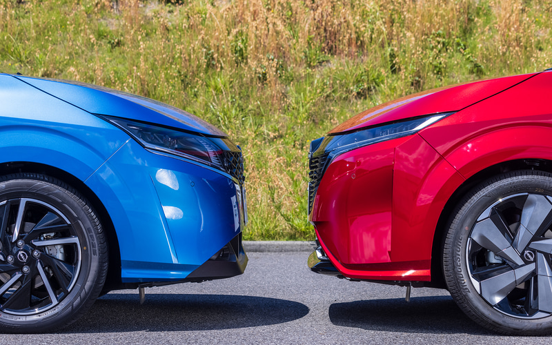 ノートと比べるとその薄さがよく分かる