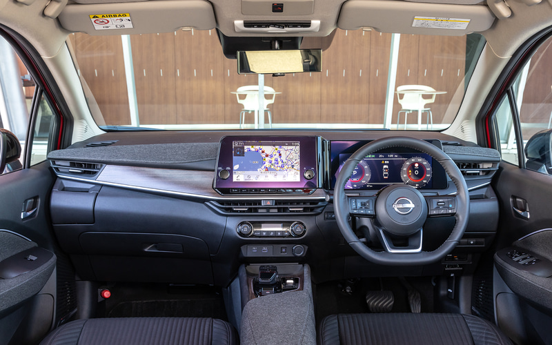 ツイード調織物や木目調パネルの追加などにより上質感がアップしたインテリア。撮影車両のインテリアカラーはブラックだがグレー系のカラーを採用したモデルも用意