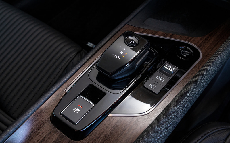 シフトまわりも木目調パネルで上質な雰囲気に