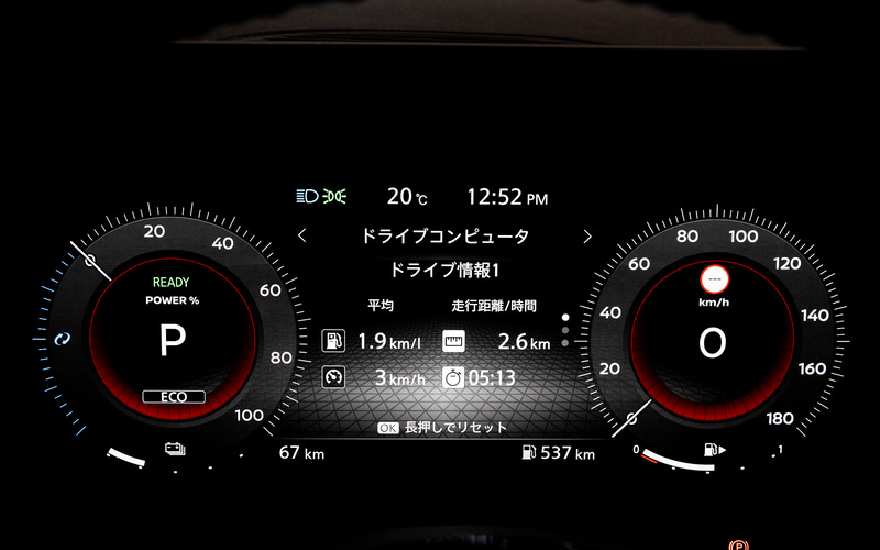 メーターパネルは12.3インチ液晶の採用でフル液晶パネル化。クラシック表示と中央の情報スペースを拡大したエンハンス表示の2タイプを切り替え可能