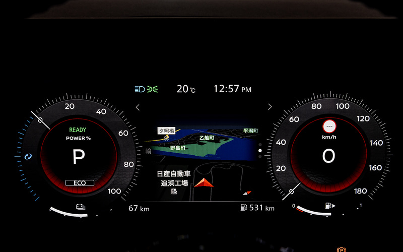 メーターパネルは12.3インチ液晶の採用でフル液晶パネル化。クラシック表示と中央の情報スペースを拡大したエンハンス表示の2タイプを切り替え可能