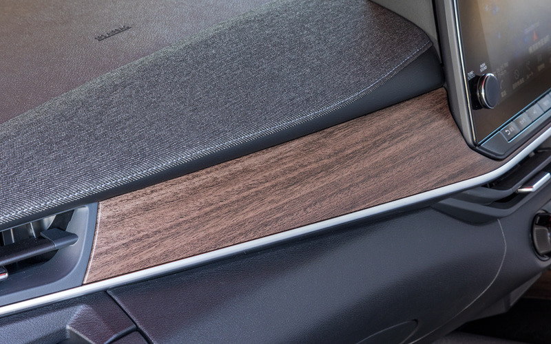 ツイード調織物や木目調パネルを随所に配置。ひとクラス上の品質感を手に入れている