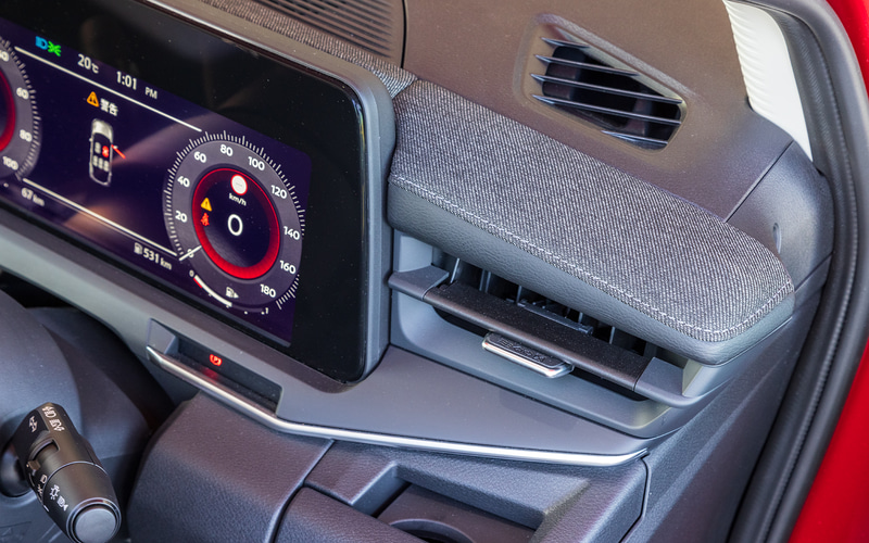 ツイード調織物や木目調パネルを随所に配置。ひとクラス上の品質感を手に入れている