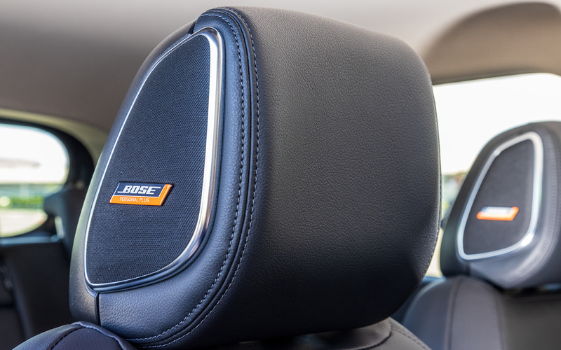 ヘッドレストを含め全8スピーカーで構成されるBOSEパーソナルプラスサウンドシステムを設定