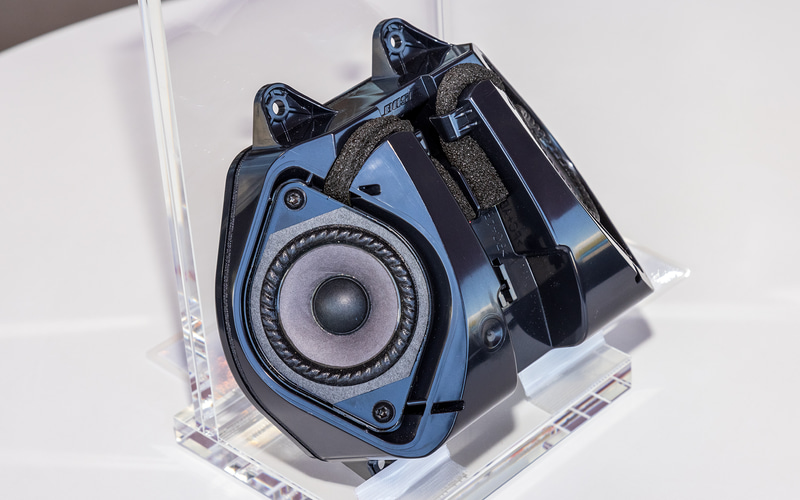 ヘッドレスト内蔵のスピーカー。スコーカー的な周波数特性になっている