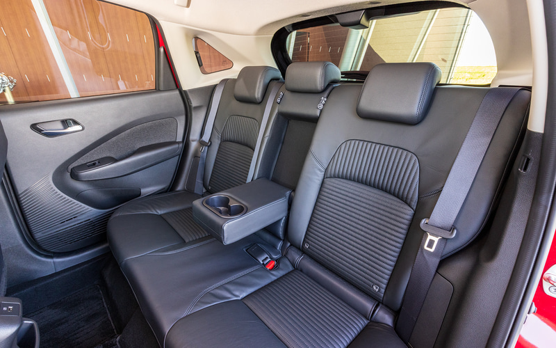 リアシート。中央にはアームレストが備わる