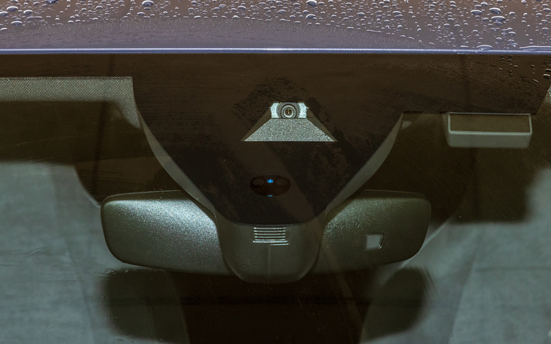 フロントウィンドウにはTravel Assist用のカメラを搭載