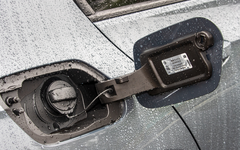 使用燃料は1.0リッターエンジン車、1.5リッターエンジン車ともに無鉛プレミアムになる