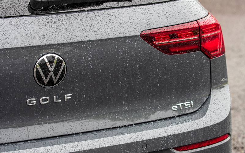 リアビューカメラ内蔵トランクリッドオープナーはそのままに切文字の車名ロゴを新たに装着