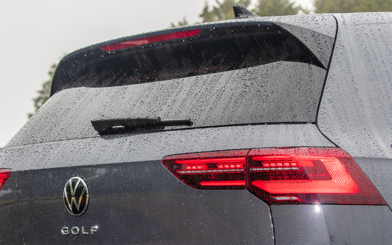 Cd値低減にも寄与するリアスポイラー