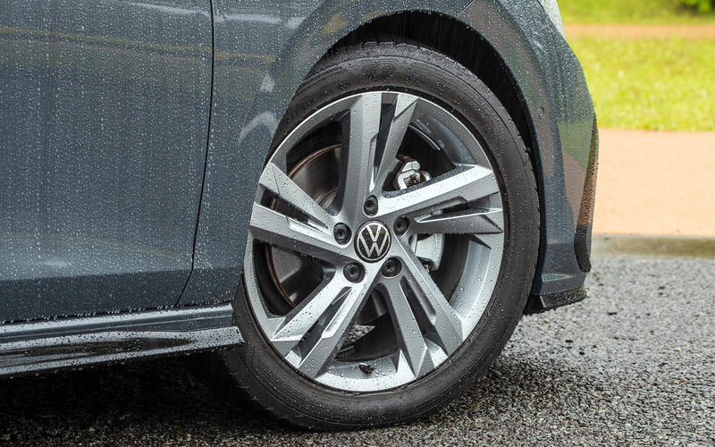 1.5リッターエンジン車のタイヤサイズは225/45R17