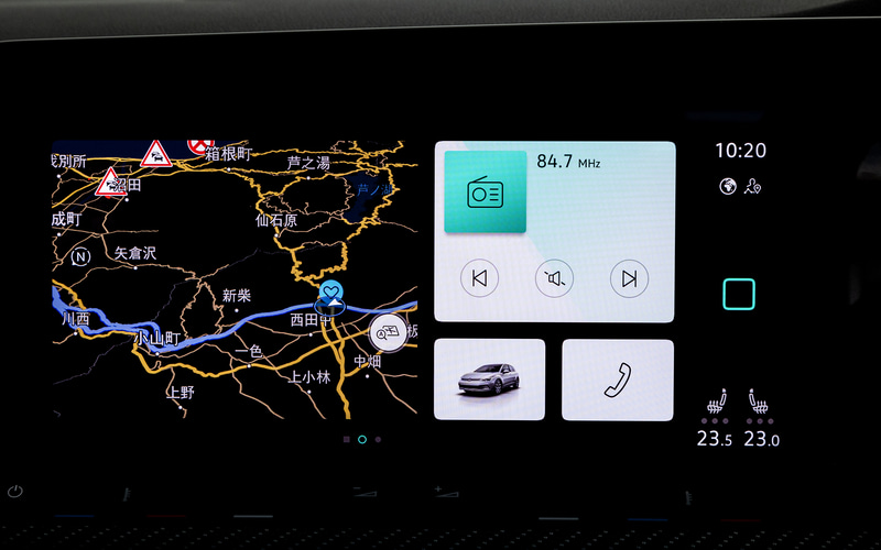インパネ中央にはインフォティンメントシステムの10インチディスプレイを配置。ナビゲーションと情報を同時表示するホーム画面が用意される