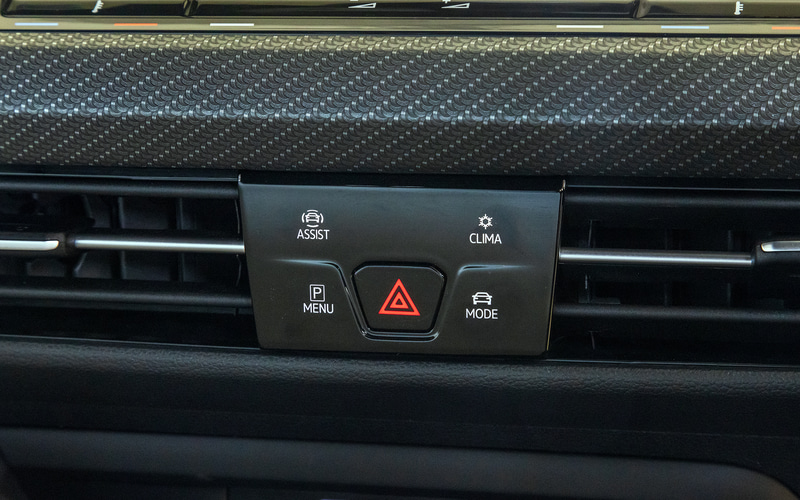 ハザードは物理スイッチだが周囲のボタンは静電式