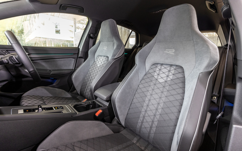 R-Lineのフロントシートは専用のトップスポーツタイプ。表皮は専用ファブリックとマイクロフリースのコンビネーション