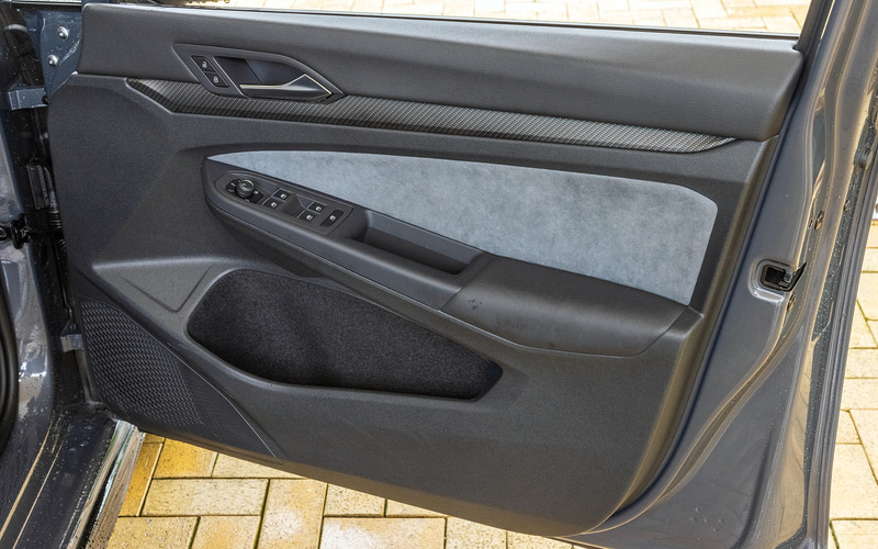運転席ドアトリム。アームレストにはパワーウィンドウスイッチなどを装備