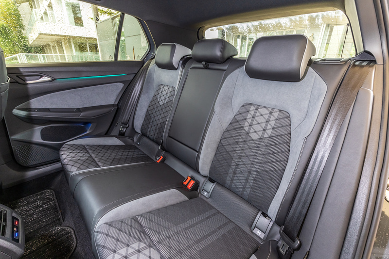 リアシートは全グレード共通で分割可倒式