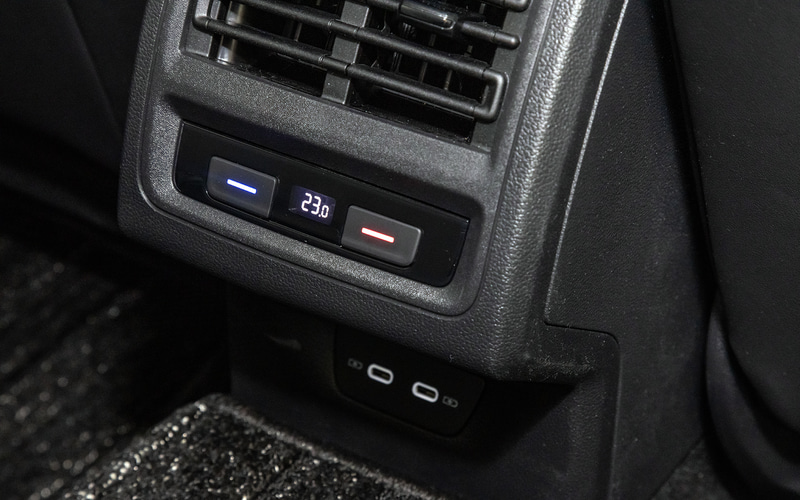 Active以上のグレードには運転席、助手席に加えて後席も独立した温度調節が可能な3ゾーンフルオートエアコンを標準装備