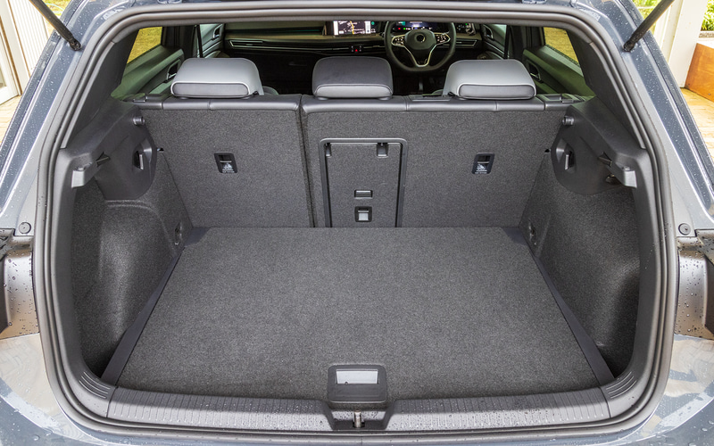 ラゲッジスペースの容量は380L。分割可倒式のリアシートをたたむと最大1237Lまで拡大することが可能