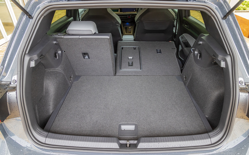 ラゲッジスペースの容量は380L。分割可倒式のリアシートをたたむと最大1237Lまで拡大することが可能