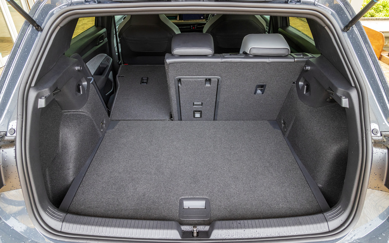 ラゲッジスペースの容量は380L。分割可倒式のリアシートをたたむと最大1237Lまで拡大することが可能