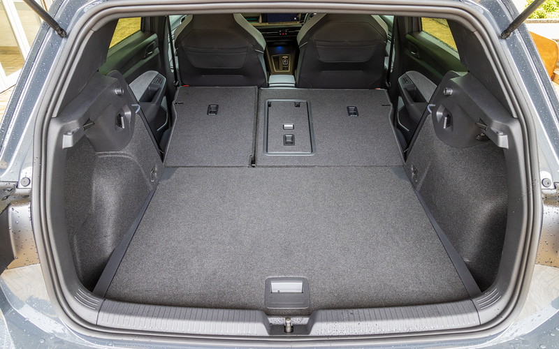 ラゲッジスペースの容量は380L。分割可倒式のリアシートをたたむと最大1237Lまで拡大することが可能