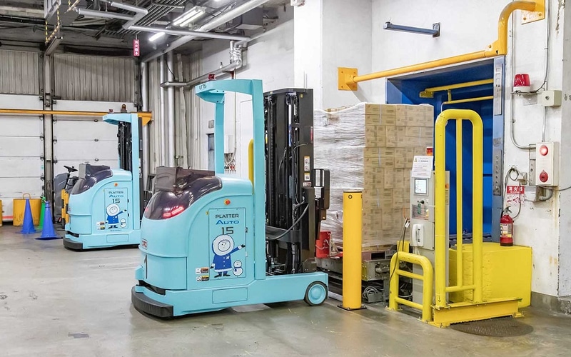 冷凍倉庫内で稼働するレーザーAGF「PLATTER Auto」