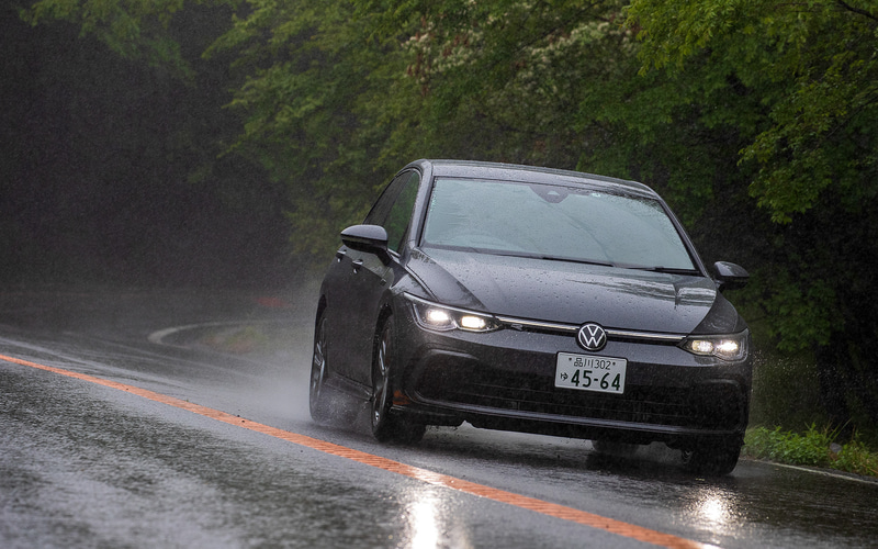 「eTSI R-Line」（377万5000円）はリアサスペンションに4リンクを採用するとともに、ホイールは17インチをセット。R-Lineのみプログレッシブステアリングシステムを採用したことでロック・トゥ・ロックは2回転となり、センターレシオはさらにダイレクトな14.1の設定