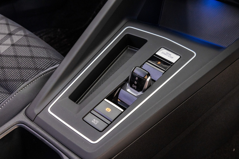 7速DSGのシフトレバーはシフトバイワイヤー化され、シフトレバーが大幅に小型化