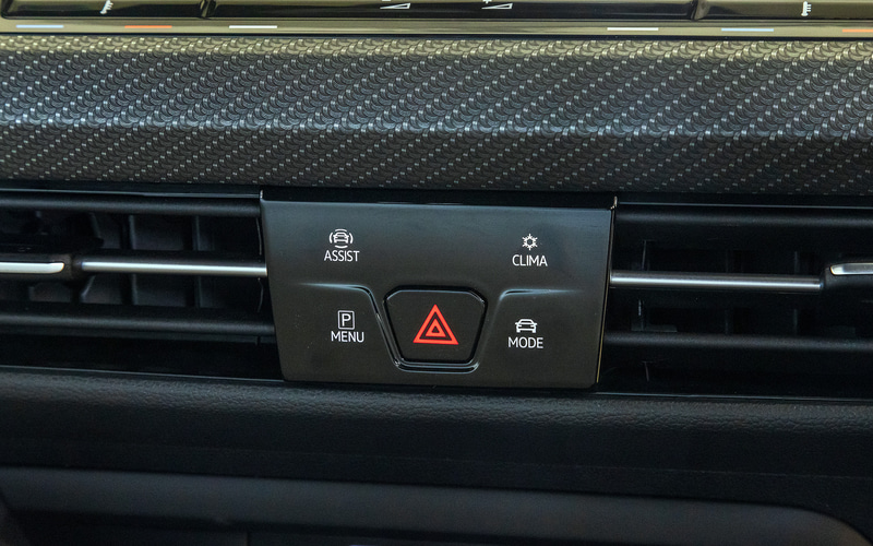 空調やナビゲーションの操作などに使えるタッチスライダーを新たに用意。左、中央、右の3セクションに分かれるタッチスライダーはセンターコンソール中央にレイアウトされ、温度設定や音量調整などが行なえる。また、空調や走行モードなどは独立した物理スイッチからすぐに呼び出すことも可能