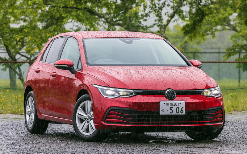 今回試乗したのは6月15日に発売された第8世代となる新型「ゴルフ」。撮影車は直列3気筒DOHC 1.0リッターターボにモーターを組み合わせる48Vマイルドハイブリッド仕様の「eTSI Active」（312万5000円）で、ボディサイズは全グレード共通で4295×1790×1475mm（全長×全幅×全高）、ホイールベースは2620mm