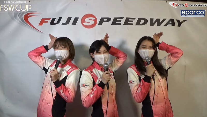 「eSports Challenge!! FSW CUP」の開幕戦に参戦した「クレインズ」がレーシングスーツ姿を披露。左から高橋真以さん、佐久間あゆみさん、秋澤うららさん