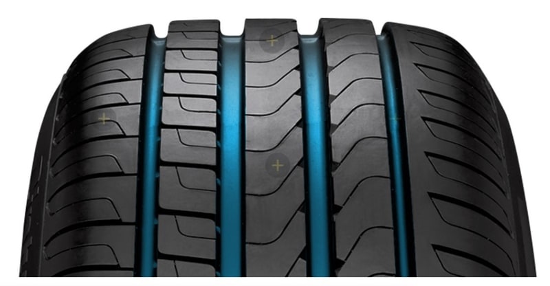 ワイドな4本の縦溝がハイドロプレーニング状況下での高い安全性とコントロール性を確保