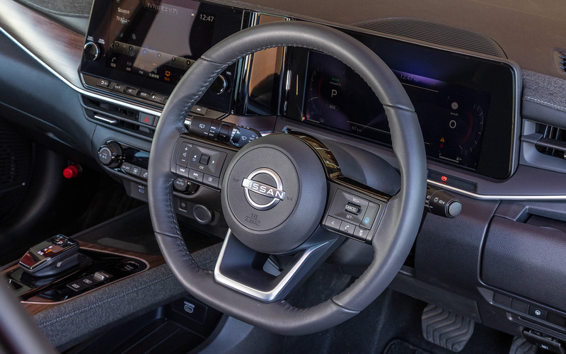 G leather editionのインテリア。ツイード表皮と木目調パネルをインパネに採用するとともに、クラス初採用の12.3インチフルTFTメーターなどを装備。また、ルーフやフロント/リアドア、フロントのサイドウィンドウなどに遮音性を向上させるアイテムを投入するなど静粛性も高められている