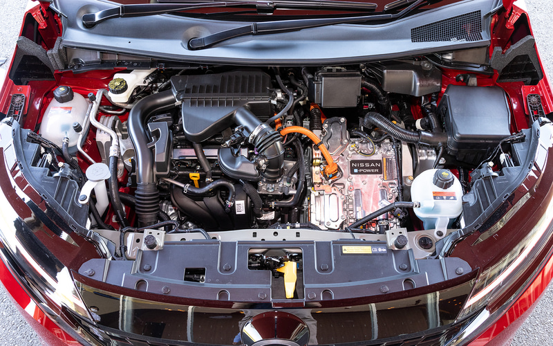 ノート オーラが搭載する直列3気筒DOHC 1.2リッター「HR12DE」型エンジンは最高出力60kW(82PS)/6000rpm、最大トルク103Nm(10.5kgfm)/4800rpmを発生。これに組み合わせる「EM47」型フロントモーターは現行ノートから出力が18%、トルクが7%アップし、最高出力100kW(136PS)/3183-8500rpm、最大トルク300Nm(30.6kgfm)/0-3183rpmを発生。WLTCモード燃費は2WD車が27.2km/L、4WD車が22.7km/Lとなっている