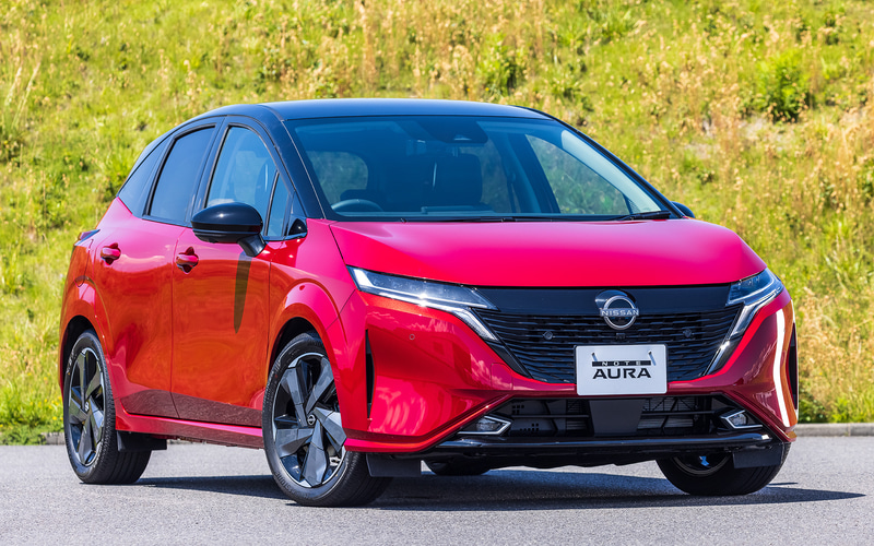 今秋に発売する新型「ノート オーラ」。撮影車はガーネットレッド/スーパーブラックの2トーンを採用する2WDの「G leather edition」(269万9400円)。リアフェンダーにボリュームのあるワイドボディを用いているのが特徴の1つとなっており、ボディサイズは4045×1735×1525mm(全長×全幅×全高)、ホイールベースは2580mm。外観では専用のフロントグリルや切削加工の上に樹脂パーツで加飾を施した17インチアルミホイール(タイヤはブリヂストン「トランザ」でサイズは205/50R17)などを採用