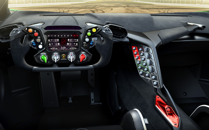 Essenza SCV12のカーボンファイバー製シャシーは、サンターガタ・ボロニェーゼにあるランボルギーニのCFK部門のオートクレーブで製造されている