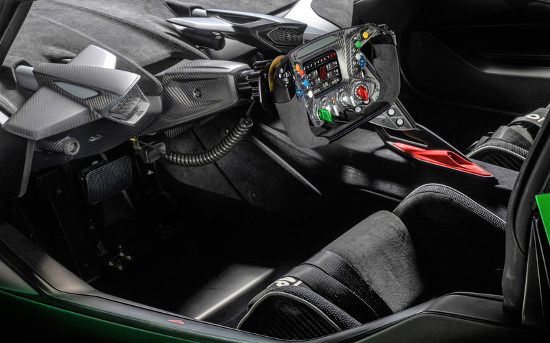 カーボンファイバー製のコクピット