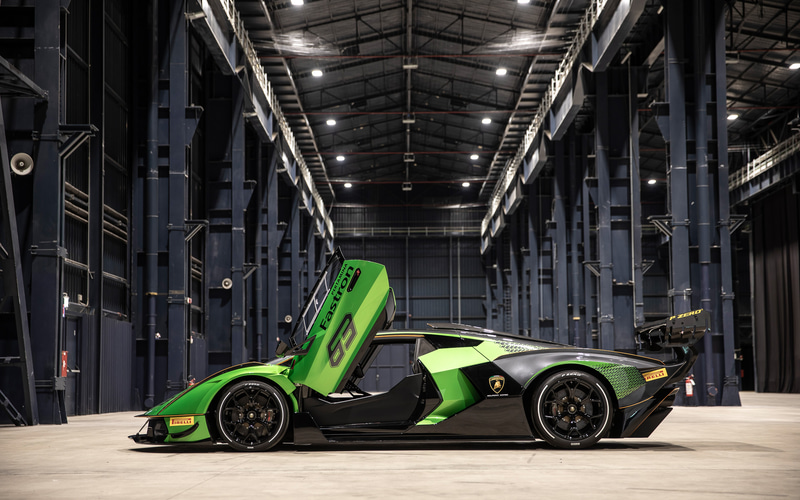 ハイパーカーの「Essenza SCV12」
